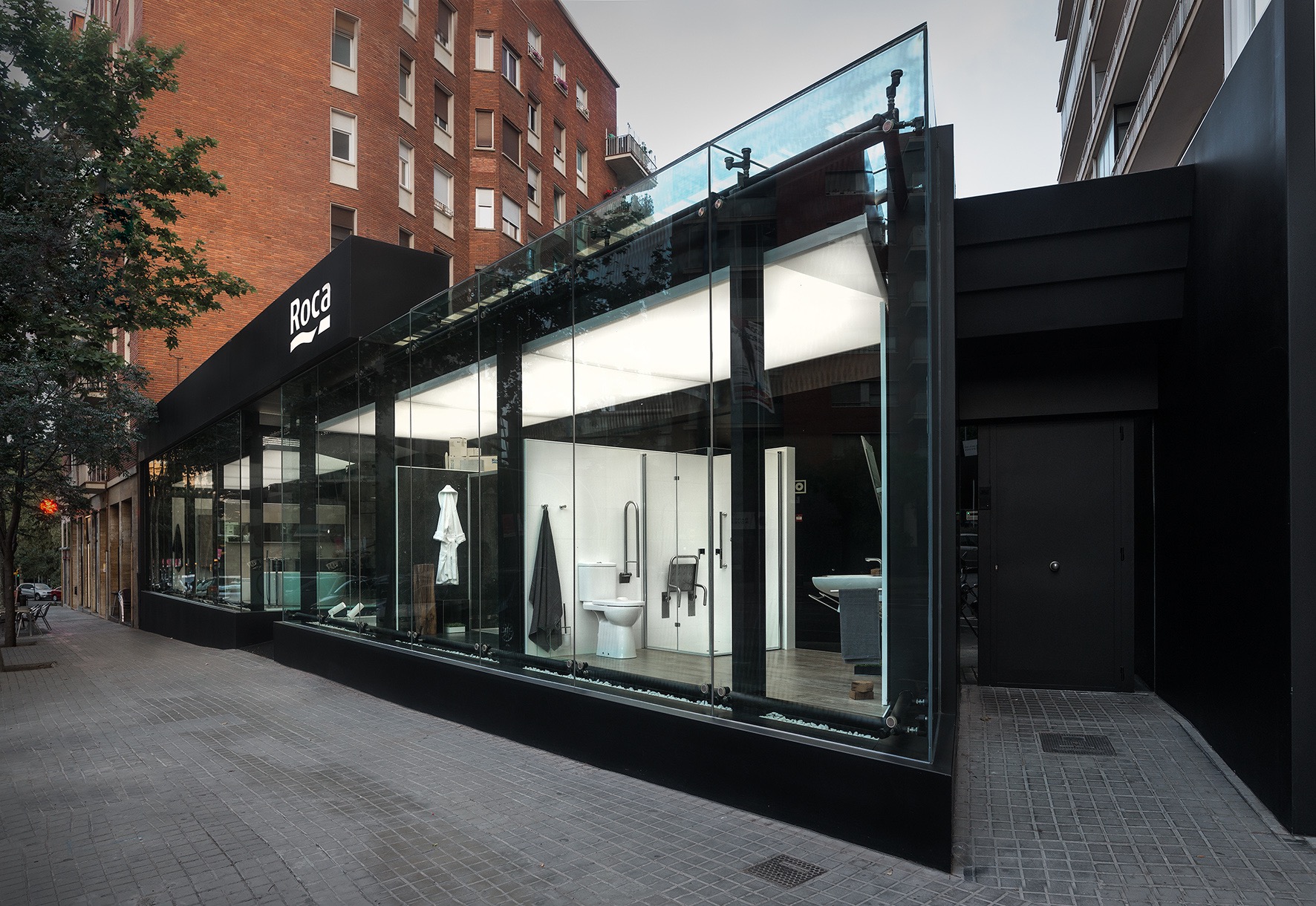 <p>大規模展示Roca浴室產品及地磚和牆磚，可選擇預約個人化服務。&nbsp;</p>1