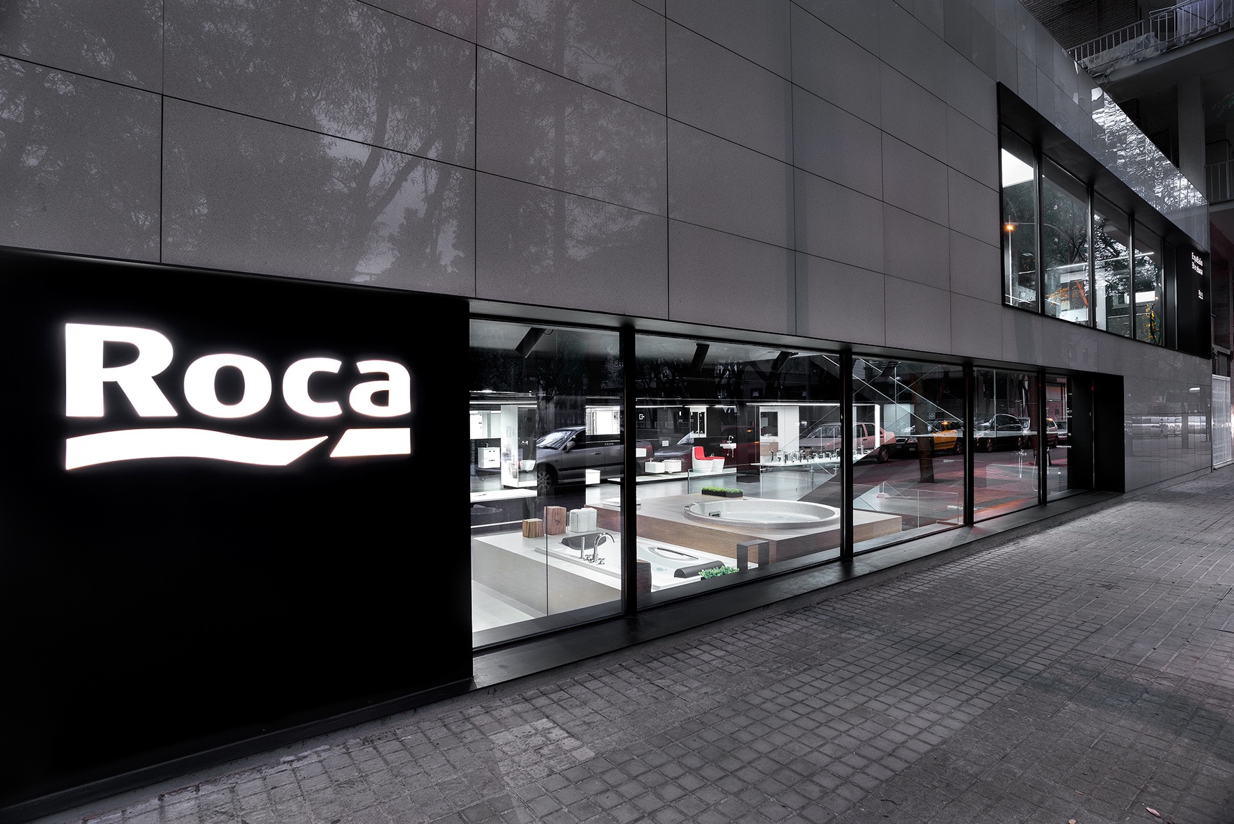 <p>大規模展示Roca浴室產品及地磚和牆磚，可選擇預約個人化服務。&nbsp;</p>2